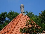 Het dak wordt bekroond door een piron.
<br/>
Gert-Jan Lobbes, 2020
